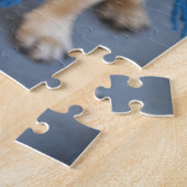 Porträt-niedlicher Mops-Hund mit blauem Schal, Puzzle (Seite)