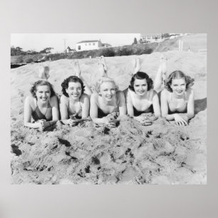 Porträt von fünf jungen Frauen, die am Strand lieg Poster