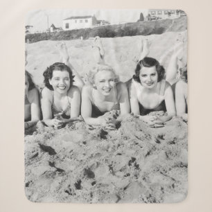 Porträt von fünf jungen Frauen, die am Strand lieg Sherpadecke