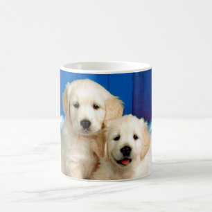Porträt von zwei Labrador-Welpen Kaffeetasse