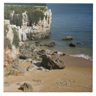 Portugal, Cascais. Praia da Rainha, ein Strand in Fliese