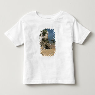 Portugal, Cascais. Praia da Rainha, ein Strand in Kleinkind T-shirt