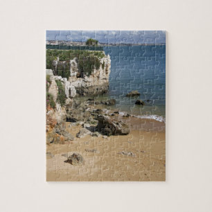 Portugal, Cascais. Praia da Rainha, ein Strand in Puzzle