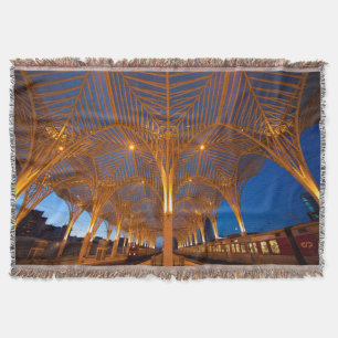 Portugal, Lissabon. Ansicht des modernen Bahnhofs Decke