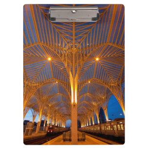 Portugal, Lissabon. Blick auf den modernen Bahnhof Klemmbrett