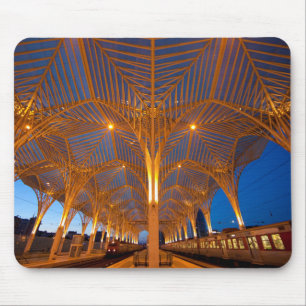 Portugal, Lissabon. Blick auf den modernen Bahnhof Mousepad