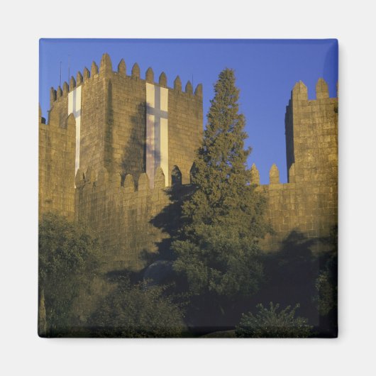 Portugal, Minho, Guimaraes. Castelo de Sao Magnet (Vorne)