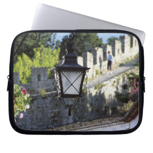 Portugal, Obidos. Eisene Straßenlaterne und 14. Ja Laptopschutzhülle