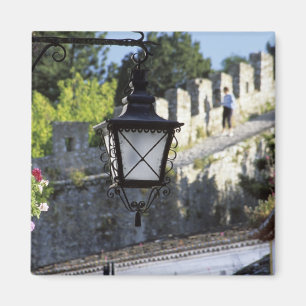Portugal, Obidos. Eisene Straßenlaterne und 14. Magnet