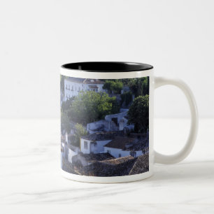 Portugal, Obidos. Erhöhte Ansicht von weiß getünch Zweifarbige Tasse