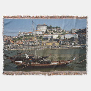 Portugal, Porto, Boot mit Weinfässern Decke
