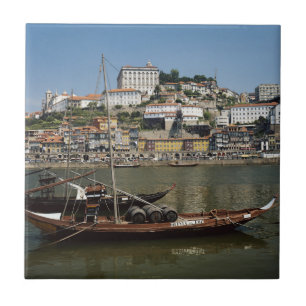 Portugal, Porto, Boot mit Weinfässern Fliese