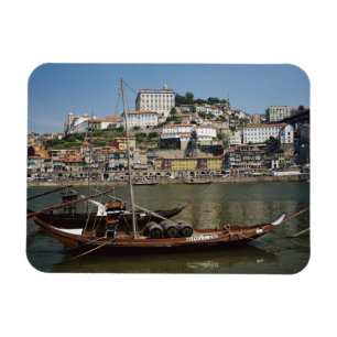 Portugal, Porto, Boot mit Weinfässern Magnet