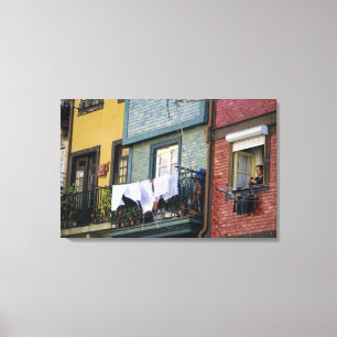 Portugal, Porto (Porto). Frau beim Aufhängen von W Leinwanddruck