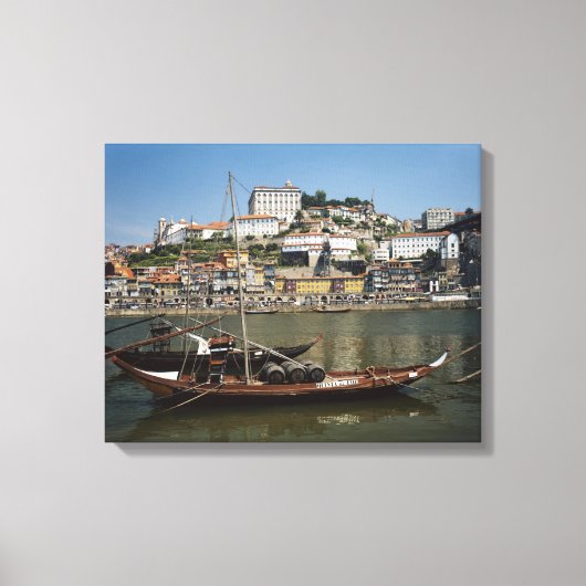 Portugal, Porto, Schiff mit Weinfässern Leinwanddruck (Vorderseite)