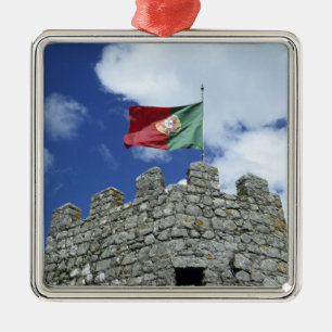 Portugal, Sintra. Portugiesische Flagge auf Turm d Silbernes Ornament