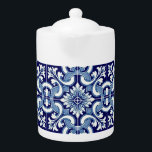 Portugiesisch-blaue Fliese<br><div class="desc">Dieses Produkt hat ein aufwändiges Design mit dunkelblauem Hintergrund und weißen Ziermustern. Das Design erinnert an traditionelle Keramik- oder Porzellanstile, die für alle interessant sein können, die die klassische oder Vintage Ästhetik schätzen.</div>