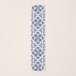 Portugiesisch-blaue Fliese Schal<br><div class="desc">Dieses Produkt hat ein aufwändiges Design mit dunkelblauem Hintergrund und weißen Ziermustern. Das Design erinnert an traditionelle Keramik- oder Porzellanstile, die für alle interessant sein können, die die klassische oder Vintage Ästhetik schätzen.</div>