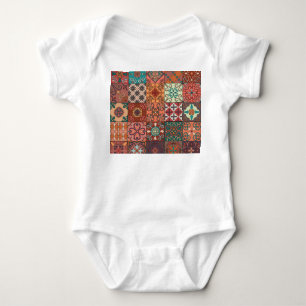 Portugiesische Fliesen: Talavera-Stil Azulejo. Baby Strampler