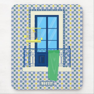 Portugiesische Fliesen und Fensterbalkon mit Vogel Mousepad