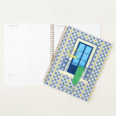 Portugiesische Fliesen und Fensterbalkon mit Vogel Planer (Anzeige)