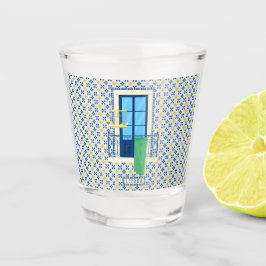 Portugiesische Fliesen und Fensterbalkon mit Vogel Schnapsglas