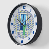 Portugiesische Fliesen und Fensterbalkon mit Vogel Uhr (Winkel)