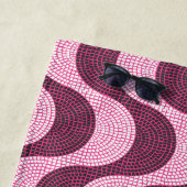 Portugiesische Kopfsteinwellen in modernem Rosa Strandtuch (Beispiel)