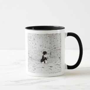 Portugiesischer Wasser-Hund im Raum herein umfaßt Tasse