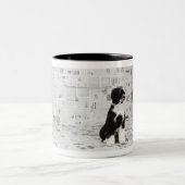 Portugiesischer Wasser-Hund im Raum herein umfaßt Zweifarbige Tasse (Mittel)