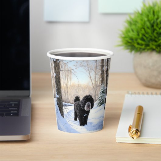 Portugiesischer Wasserhund lässt es zu Weihnachten Pappbecher (InSitu)