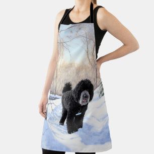 Portugiesischer Wasserhund lässt es zu Weihnachten Schürze