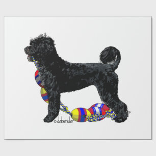 Portugiesischer Wasserhund steht mit Schwimmleine Geschenkpapier