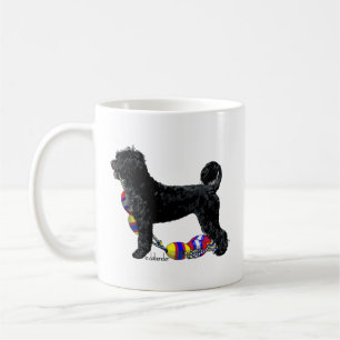 Portugiesischer Wasserhund steht mit Schwimmlinie Kaffeetasse