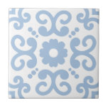 Portugiesisches Mittelmeer, blau weiß 2 Fliese<br><div class="desc">Stilvolle Azulejo portugiesische mediterrane Muster Keramik Fliesen hellblau auf einem weißen Hintergrund. Ideal für ein frisches Meeresambiente im Innendesign oder im Hintergrund. Musterversion 2.</div>