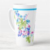 Porzellanbeeren auf einer großen Latte-Tasse Milchtasse (Linke Ecke)
