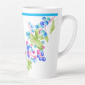 Porzellanbeeren auf einer großen Latte-Tasse Milchtasse (Rechts)