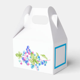 Porzellanberries auf einer Gable Favor Box Geschenkschachtel