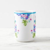 Porzellanberries auf einer klassischen Tasse (Mittel)