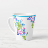 Porzellanberries auf einer kleinen Latte-Tasse Milchtasse (Linke Ecke)