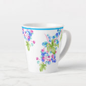 Porzellanberries auf einer kleinen Latte-Tasse Milchtasse (Rechte Ecke)