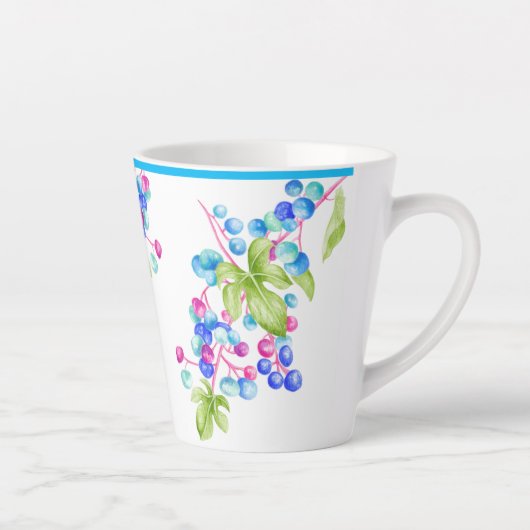 Porzellanberries auf einer kleinen Latte-Tasse Milchtasse (Rechts)