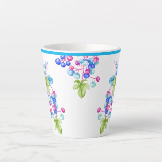 Porzellanberries auf einer kleinen Latte-Tasse Milchtasse (Vorderseite)