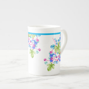 Porzellanberries auf einer Knochen-China-Tasse Porzellantasse