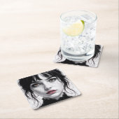 Porzellangesicht mit gefesseltem Herzen. Rechteckiger Pappuntersetzer (Vor Ort)