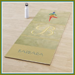 Pose für die Bezeichnung von Monogrammen in Gold-T Yogamatte<br><div class="desc">Dieses klassische Design verfügt über ein benutzerdefiniertes mehrfarbiges Monogramm und einen eigenen Namen - zuerst oder zuletzt, Ihre Wahl mit Ihrem Vornamen. Und auf der Rückseite Ihre Namen- und Adressinformationen, wenn Sie möchten, falls Sie beide versehentlich eines Tages getrennt werden. Einfach und raffiniert - mit einem strukturierten Hintergrund. Alle Design-Fragen...</div>
