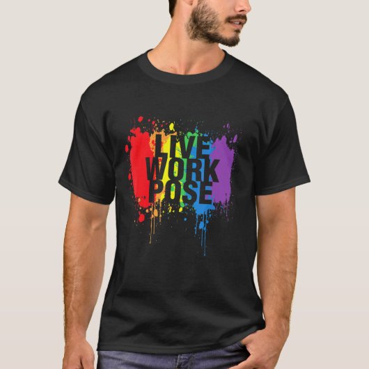 Pose für Live-Arbeit Grafik-Statement T-Shirt Happ (Vorderseite)
