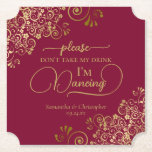Posh Burgundy & Gold Nehmt meine Trinkhochzeit nic Untersetzer<br><div class="desc">Dieser Untersetzer ist elegant, stilvoll und macht Spaß! Es zeichnet sich durch ein wunderschönes bordeauxfarbenes und goldenes Design mit modernen Schriftzeichen und zarten goldenen Gardinen und Wirbel in den Ecken aus. Der Text lautet "Bitte nimm meinen Drink nicht, ich tanze" mit Platz für die Namen des Paares und das Hochzeitstag...</div>
