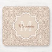 Posh Tan Damask Muster Monogram mit Name Mousepad (Vorne)