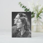 Posing Couple Postkarte (Stehend Vorderseite)